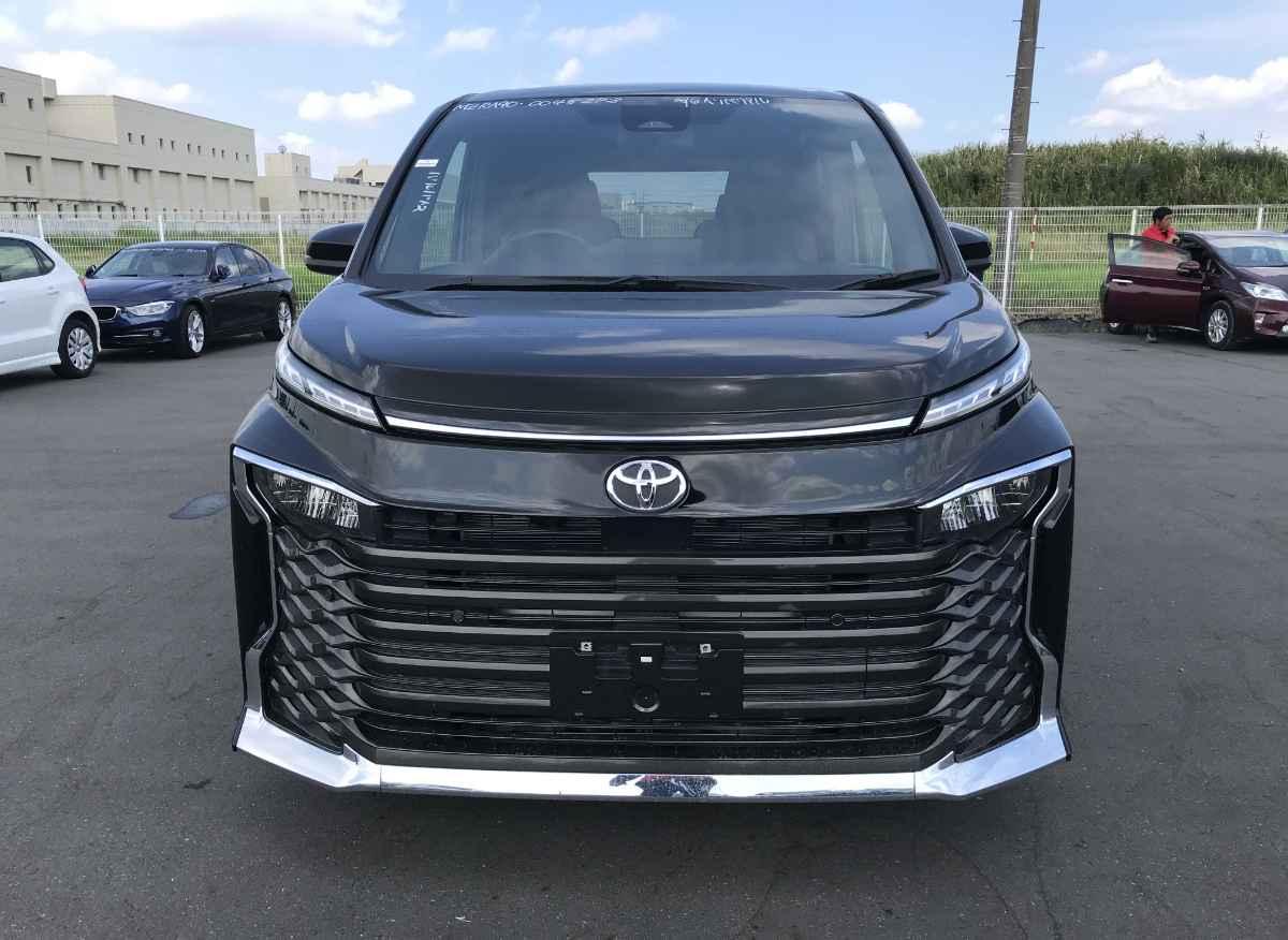 Toyota Voxy 2023